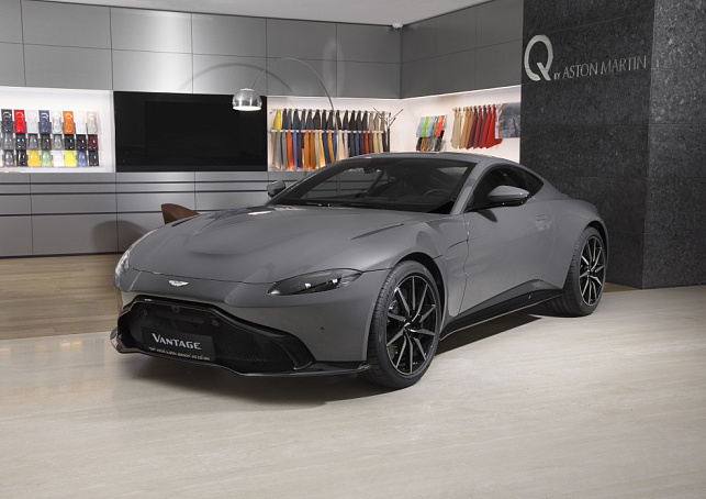 Aston martin серый